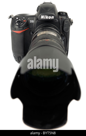 Nikon D3 appareil photo numérique reflex plein cadre avec les objectifs Nikkor 70-200mm f/2.8 VR dentelle sur fond blanc Banque D'Images