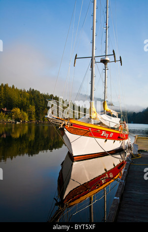 Bateau à voile amarré dans une marina sur l'île de Vancouver Banque D'Images