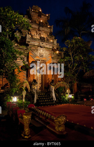 L'étape à l'Ubud, Bali, Palais Royal, où les artistes de la danse Barong entrera par portes du temple. Banque D'Images