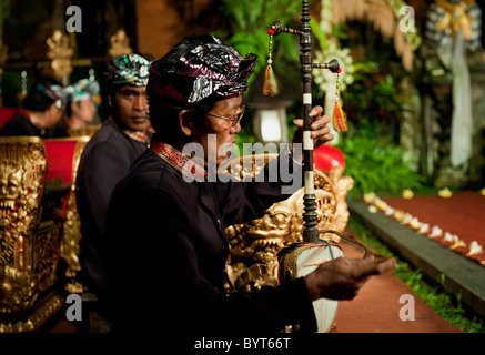 Un string instrument utilisé dans un orchestre de gamelan balinais, appelé une kamanja, est joué au cours d'une performance de la danse de Barong. Banque D'Images