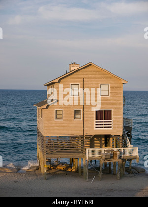 Accueil abandonnés à l'aube de Nags Head dans les Outer Banks le long de la côte de la Caroline du Nord et l'Océan Atlantique Banque D'Images