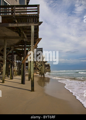 Libre des vagues érode loin à la plage au pied des maisons résidentielles sur l'océan Atlantique dans les Outer Banks Banque D'Images