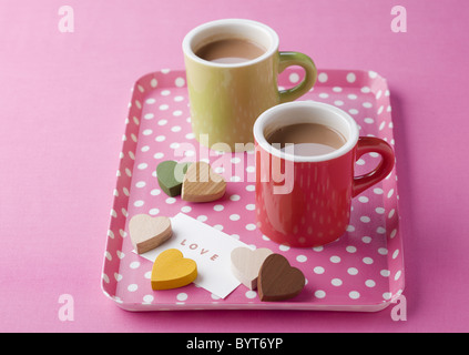 Deux tasses de chocolat chaud et une carte de souhaits Banque D'Images