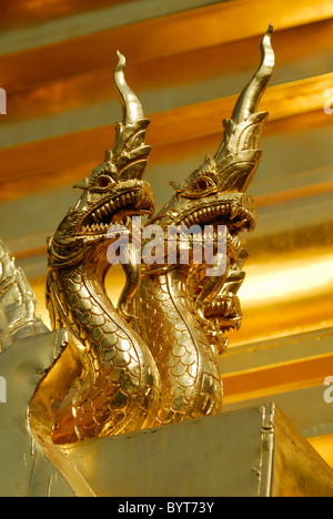 Les détails à la Naga au Wat Chedi principal Pan sur temple à Chiang Mai, Thaïlande Banque D'Images