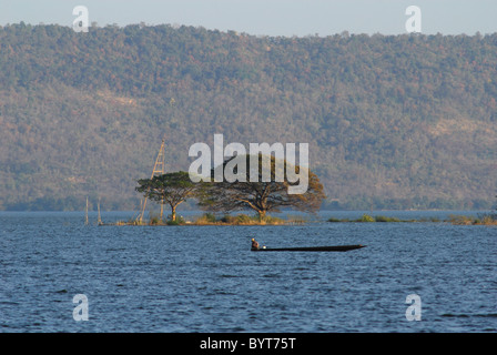 Une longue queue bateau de pêche sur un lac en Thaïlande Banque D'Images