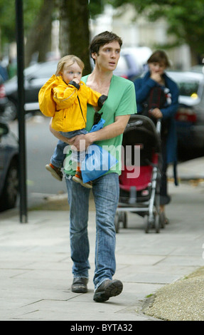 Cillian Murphy s'éteint avec son fils pour l'acheter quelques courses, vêtu d'un anorak en cas de pluie - Londres, Angleterre Banque D'Images