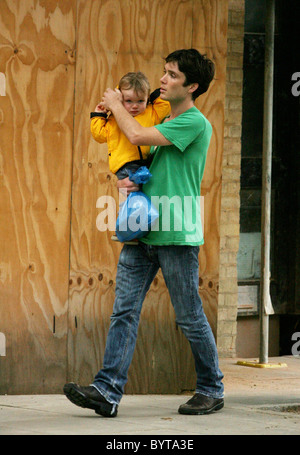 Cillian Murphy s'éteint avec son fils pour l'acheter quelques courses, vêtu d'un anorak en cas de pluie - Londres, Angleterre Banque D'Images