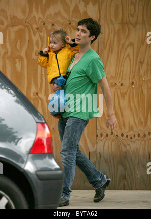 Cillian Murphy s'éteint avec son fils pour l'acheter quelques courses, vêtu d'un anorak en cas de pluie - Londres, Angleterre Banque D'Images