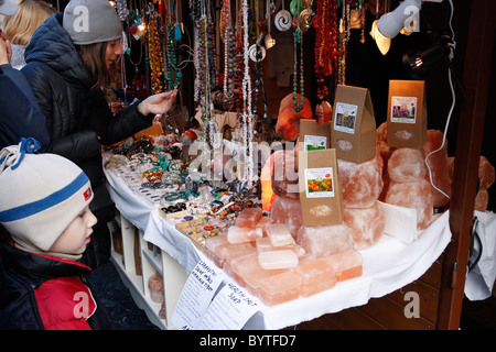 Les savons artisanaux à base de spécialité pour la vente à un décrochage du Marché de Noël à Prague,République tchèque. Banque D'Images