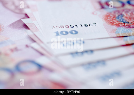 Tout nouveau 100 billets de banque chinois RMB montrant l'image du président Mao, disposés côte à côte et sur le dessus de l'autre Banque D'Images