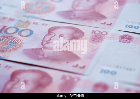 Tout nouveau 100 billets de banque chinois RMB montrant l'image du président Mao, disposés côte à côte et sur le dessus de l'autre Banque D'Images