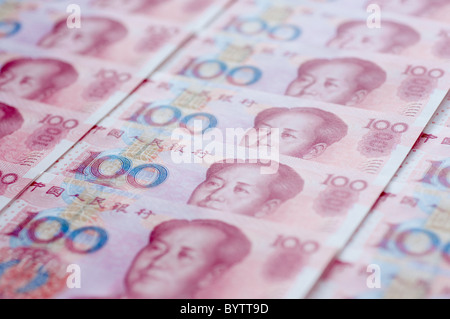 Tout nouveau 100 billets de banque chinois RMB montrant l'image du président Mao, disposés côte à côte et sur le dessus de l'autre Banque D'Images