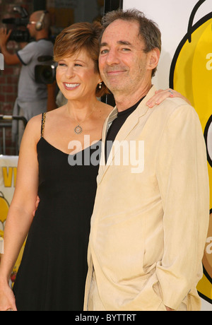 Yeardley Smith - voix de Lisa Simpson et Harry Shearer 'The Simpsons Movie' première au Mann Village Theatre - Arrivées Banque D'Images