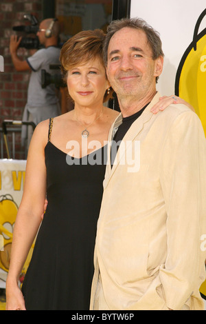 Yeardley Smith et Harry Shearer 'The Simpsons Movie' Première Mondiale - Arrivées a tenu la Mann Village Theatre Westwood, Banque D'Images