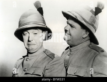 BONNIE SCOTLAND 1935 Hal Roach/MGM film avec Stan Laurel et Oliver Hardy à gauche Banque D'Images