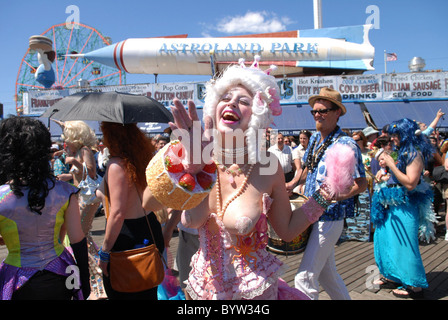 25e défilé Mermaid Boardwalk Coney Island, Brooklyn, New York, USA - 23.06.07 Banque D'Images