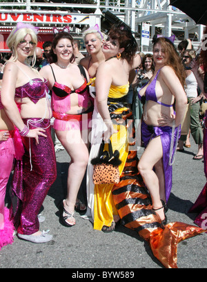 25 Merpeople Mermaid Parade annuelle Boardwalk Coney Island, Brooklyn, New York, USA - 23.06.07 Banque D'Images