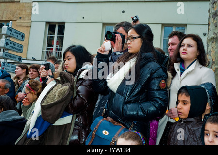 Paris, France, scènes de rue, Chinatown Belleville, foule nombreuse, les femmes, prenant des photos de la parade du nouvel an chinois, téléphones intelligents publics, rue de la ville chinoise, personnes urbaines publiques, téléphones mobiles de france Banque D'Images