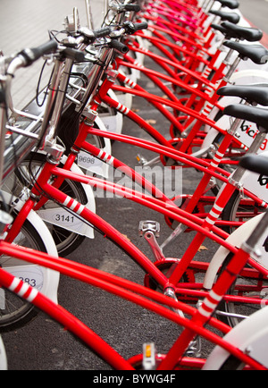 Rack de bicyclettes municipales dans la ville de Barcelone Espagne Banque D'Images