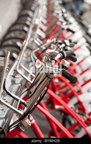 Rack de bicyclettes municipales dans la ville de Barcelone Espagne Banque D'Images