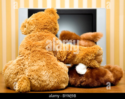 Peluches jouets sont assis près de televisor lcd Banque D'Images