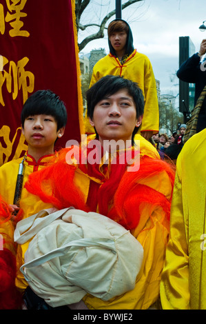 Paris, France, Street Scenes, Belleville Chinatown, asiatique Teens in Costume célébrant le nouvel an chinois, immigrants Europe, Paris communauté chinoise Banque D'Images