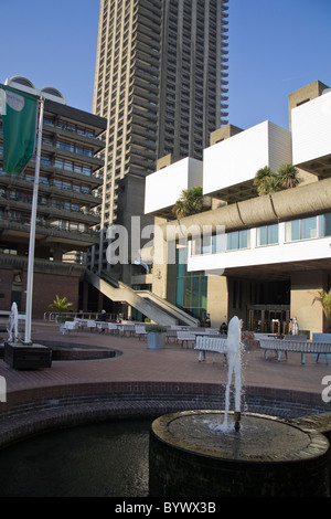 Barbican Centre Ville de fontaine et complexe London England Banque D'Images