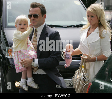 Shane Filan avec fille Nicole et sa femme Gillian au baptême de Nicky Byrne de Westlife et son épouse Georgina twin Banque D'Images