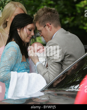 Nicky Byrne de Westlife et son épouse Georgina à l'église St Sylvestre pour le baptême de leurs jumeaux, Jay et Rocco Banque D'Images