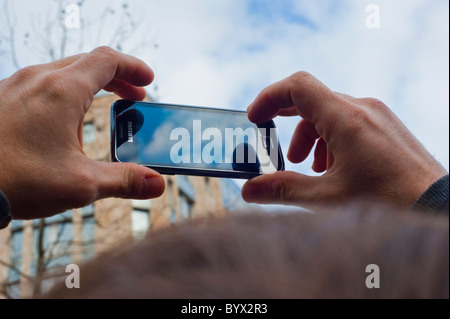 Paris, France, scènes de rue, l'homme à prendre des photos avec Smart Phone Banque D'Images