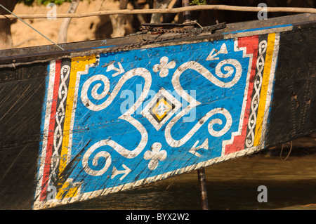 Design traditionnel coloré sur le côté d'une pinasse. Mali Banque D'Images