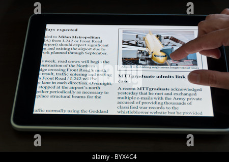 L'affichage du PC tablette moderne nouvelles avec part de toucher l'écran Banque D'Images