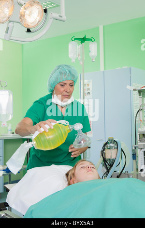 Doctor preparing patient protection respiratoire pour Banque D'Images