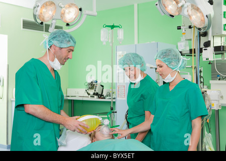 L'équipe médicale du patient de ventilation Banque D'Images