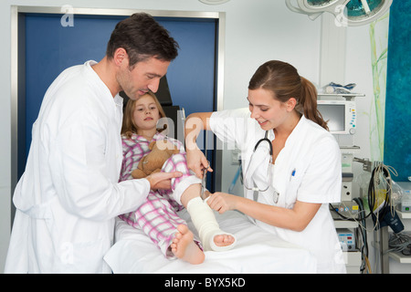 Médecin et l'infirmière plâtre ouverture coupe Banque D'Images