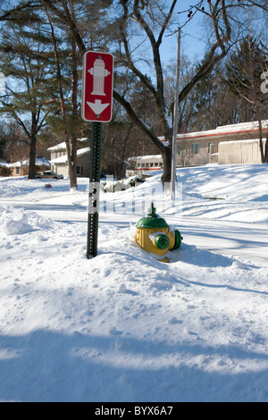 Signe d'incendie et d'incendie enterré dans la tempête de neige récente Kalamazoo Michigan USA Banque D'Images