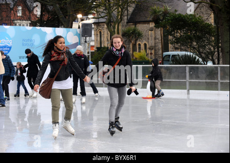 Appréciant les patineurs patinoire temporaire à Worthing's Steyne Gardens Banque D'Images