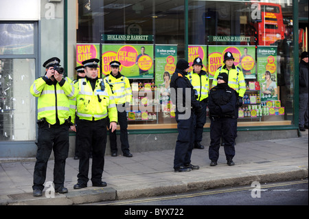 Les agents de police de Sussex et regarder la photo d'un petit groupe de manifestants au cours d'une manifestation par UK Uncut à platines à Brighton Banque D'Images