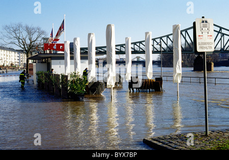 La fonte des neiges dans le sud a causé la rivière Main à enfler et sa promenade au bord de l'inondation dans la région de Frankfurt am Main. Banque D'Images