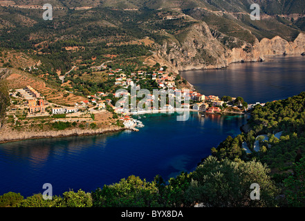 Assos (ou 'Asos') L'un des plus beaux villages de Céphalonie, sur la partie nord de l'île. La mer Ionienne, en Grèce Banque D'Images