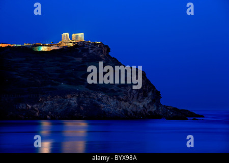 Le temple de Poséidon (ancien dieu de la mer), au Cap Sounion, dans le 'blue' heure. L'Attique, Grèce. Banque D'Images