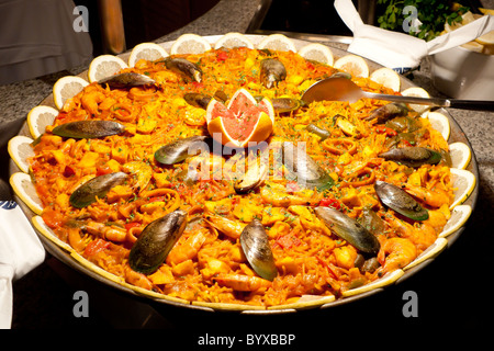 Un grand plat de Paella de fruits de mer à l'occasion d'un buffet dîner dans un hôtel de vacances Playa Blanca Lanzarote Banque D'Images