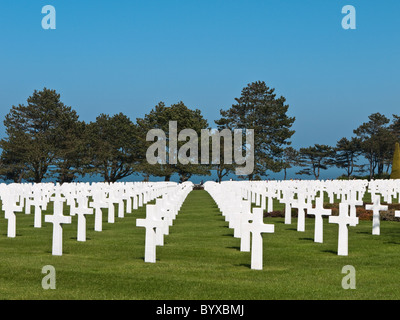 Rangées de tombes au cimetière américain, Omaha Beach en Normandie, France Banque D'Images