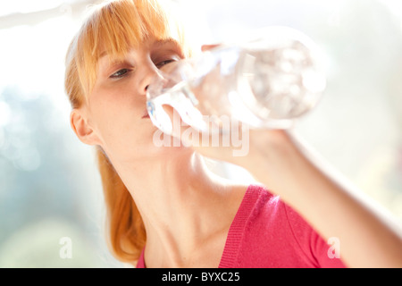 Femme buvant de l'eau en bouteille Banque D'Images