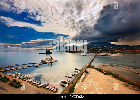 Vue panoramique de Vlachernon, monastère de l'île de Pontikonisi ('Mouse'), et, à partir de la lagune Halikiopoulou Kanoni, Corfou, Grèce Banque D'Images