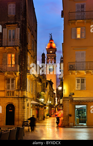 Le clocher de l'église de Saint Spyridon, le saint patron de Corfou (Kerkyra) ville et île, dans le 'blue' heure. Grèce Banque D'Images