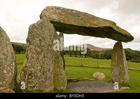 Pentre Ifan chambre funéraire sur une colline près de Newport, Pembrokeshire Banque D'Images