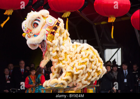 Lion chinois au cours de l'acrobatie à Trafalgar Square Londres, les célébrations du Nouvel an chinois. L'Angleterre. Banque D'Images
