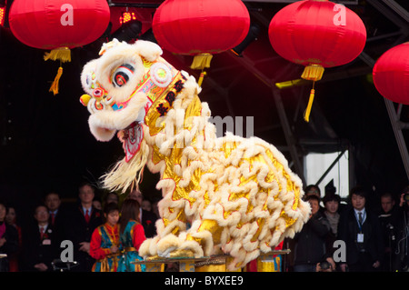 Lion chinois au cours de l'acrobatie à Trafalgar Square Londres, les célébrations du Nouvel an chinois. 2011. L'Angleterre. Banque D'Images