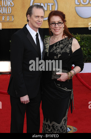 STEVE BUSCEMI JO ANDRES 17E ACTEUR ÉCRAN ANNUEL GUILD AWARDS : DOWNTOWN LOS ANGELES CALIFORNIA USA 30 janvier 2011 Banque D'Images